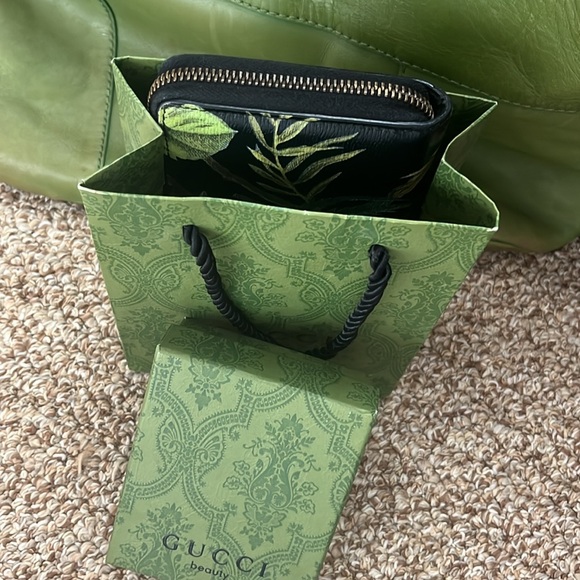 Gucci Tropical Bird continental wallet tropical bird scene 7.5 x 4.25 x 1  EUC - Picture 12 of 14